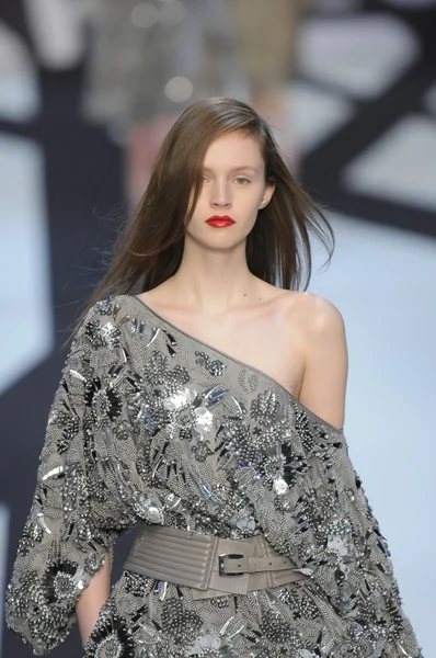 Paris, Frankrike - 02 mars: en modell går banan under guy laroche redo att bära höst vinter 2011 show som en del av paris modevecka den 02 mars, 2011 — Stockfoto