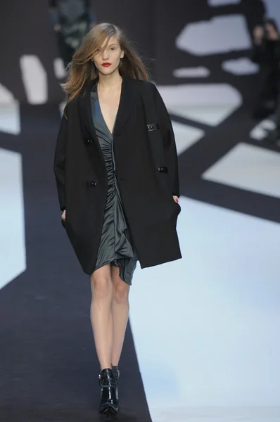 PARÍS, FRANCIA - 02 DE MARZO: Una modelo camina por la pasarela durante el espectáculo Guy Laroche Ready to Wear Otoño Invierno 2011 como parte de la Semana de la Moda de París el 02 de marzo de 2011 — Foto de Stock