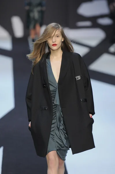 파리, 프랑스-3 월 2: 모델 2011 년 3 월 2 일에 파리 패션 위 크의 일환으로가 겨울 2011 쇼를 입을 준비가 남자 라로 쉬 동안 활주로 걸어 — 스톡 사진