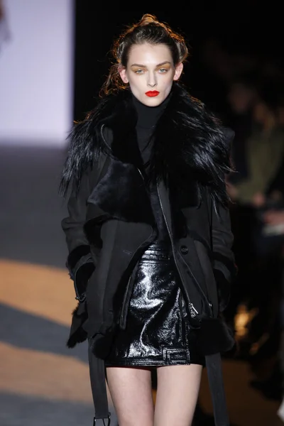 PARIS, FRANCE - MARCH 01: A model walks the runway at the Hakaan Fall Winter 2011-12 fashion show during Paris Fashion Week on March 1, 2011 in Paris, France. — Stock Photo, Image