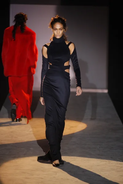 PARIS, FRANÇA - MARÇO 01: Um modelo caminha na pista do desfile de moda Hakaan Fall Winter 2011-12 durante a Paris Fashion Week em 1 de março de 2011 em Paris, França . — Fotografia de Stock