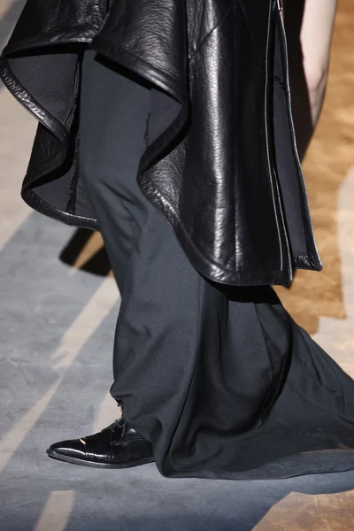 PARIS, FRANÇA - MARÇO 01: Um modelo caminha na pista do desfile de moda Hakaan Fall Winter 2011-12 durante a Paris Fashion Week em 1 de março de 2011 em Paris, França . — Fotografia de Stock