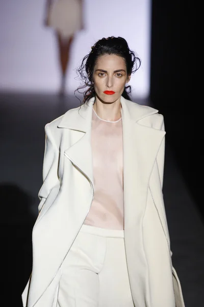 PARIS, FRANÇA - MARÇO 01: Um modelo caminha na pista do desfile de moda Hakaan Fall Winter 2011-12 durante a Paris Fashion Week em 1 de março de 2011 em Paris, França . — Fotografia de Stock