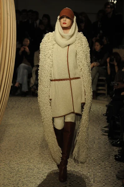 PARIS, FRANCE - MARCH 06: A model walks the runway at the Hermes fashion show during Paris Fashion Week on March 6, 2011 in Paris, France — Stock Photo, Image