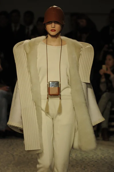 PARÍS, FRANCIA - 06 DE MARZO: Una modelo camina por la pasarela en el desfile de moda de Hermes durante la Semana de la Moda de París el 6 de marzo de 2011 en París, Francia — Foto de Stock