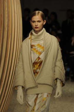 Paris, Fransa - Mart 06: bir model 6 Mart 2011 de paris, Fransa paris moda haftası sırasında hermes defile pist yürür