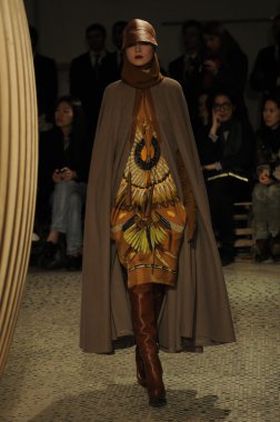 Paris, Fransa - Mart 06: bir model 6 Mart 2011 de paris, Fransa paris moda haftası sırasında hermes defile pist yürür