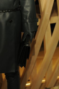 Paris, Fransa - Mart 06: bir model 6 Mart 2011 de paris, Fransa paris moda haftası sırasında hermes defile pist yürür