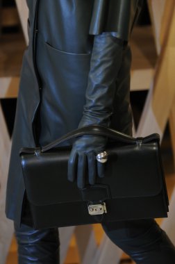 Paris, Fransa - Mart 06: bir model 6 Mart 2011 de paris, Fransa paris moda haftası sırasında hermes defile pist yürür