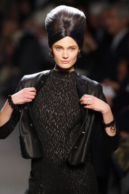 Paris, Fransa - Mart 05: jean paul gaultier moda 5 Mart 2011 de paris, Fransa paris moda haftası sırasında göstermek pist model yürür.