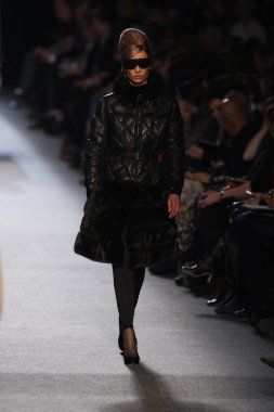 Paris, Fransa - Mart 05: jean paul gaultier moda 5 Mart 2011 de paris, Fransa paris moda haftası sırasında göstermek pist model yürür.