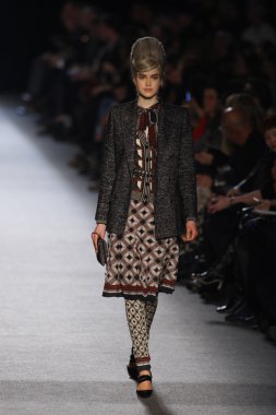 Paris, Fransa - Mart 05: jean paul gaultier moda 5 Mart 2011 de paris, Fransa paris moda haftası sırasında göstermek pist model yürür.
