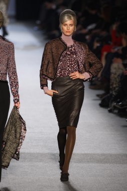 Paris, Fransa - Mart 05: jean paul gaultier moda 5 Mart 2011 de paris, Fransa paris moda haftası sırasında göstermek pist model yürür.