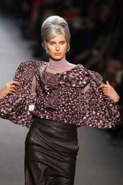 Paris, Fransa - Mart 05: jean paul gaultier moda 5 Mart 2011 de paris, Fransa paris moda haftası sırasında göstermek pist model yürür.