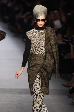 Paris, Fransa - Mart 05: jean paul gaultier moda 5 Mart 2011 de paris, Fransa paris moda haftası sırasında göstermek pist model yürür.