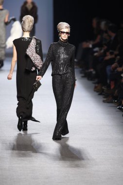 Paris, Fransa - Mart 05: jean paul gaultier moda 5 Mart 2011 de paris, Fransa paris moda haftası sırasında göstermek pist model yürür.