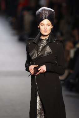 Paris, Fransa - Mart 05: jean paul gaultier moda 5 Mart 2011 de paris, Fransa paris moda haftası sırasında göstermek pist model yürür.