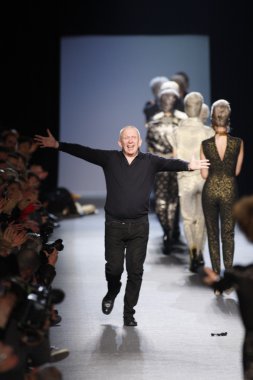 Paris, Fransa - Mart 05: jean paul gaultier moda 5 Mart 2011 de paris, Fransa paris moda haftası sırasında göstermek pist model yürür.