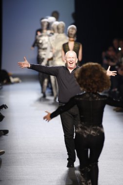 Paris, Fransa - Mart 05: jean paul gaultier moda 5 Mart 2011 de paris, Fransa paris moda haftası sırasında göstermek pist model yürür.