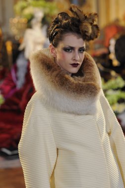 Paris, Fransa - Mart 06: bir model 6 Mart 2011 de paris, Fransa paris moda haftası sırasında john galliano defile pist yürür.