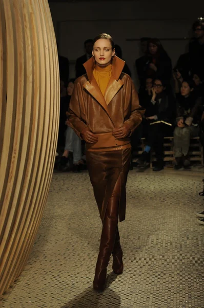 PARIS, FRANCE - MARCH 06: A model walks the runway at the Hermes fashion show during Paris Fashion Week on March 6, 2011 in Paris, France — Stock Photo, Image