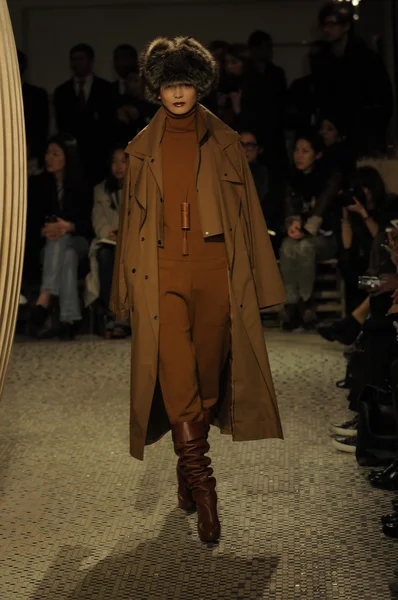 PARIS, FRANÇA - MARÇO 06: Um modelo caminha na passarela do desfile de moda Hermes durante a Paris Fashion Week em 6 de março de 2011 em Paris, França — Fotografia de Stock