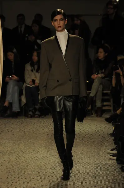 PARIS, FRANCE - MARCH 06: A model walks the runway at the Hermes fashion show during Paris Fashion Week on March 6, 2011 in Paris, France — Stock Photo, Image