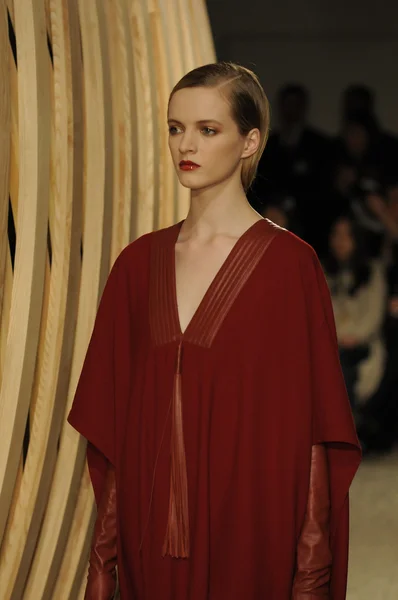 PARIS, FRANCE - MARCH 06: A model walks the runway at the Hermes fashion show during Paris Fashion Week on March 6, 2011 in Paris, France — Stock Photo, Image