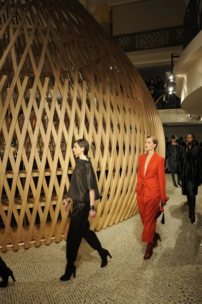 PARÍS, FRANCIA - 06 DE MARZO: Una modelo camina por la pasarela en el desfile de moda de Hermes durante la Semana de la Moda de París el 6 de marzo de 2011 en París, Francia — Foto de Stock