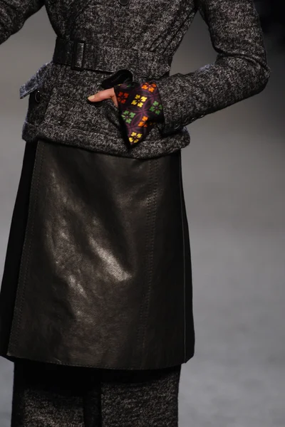 巴黎，法国-三月 05： 模型走跑道上让 · 保罗 · 高缇耶时装秀在巴黎时装周期间在 2011 年 3 月 5 日在巴黎，法国. — 图库照片