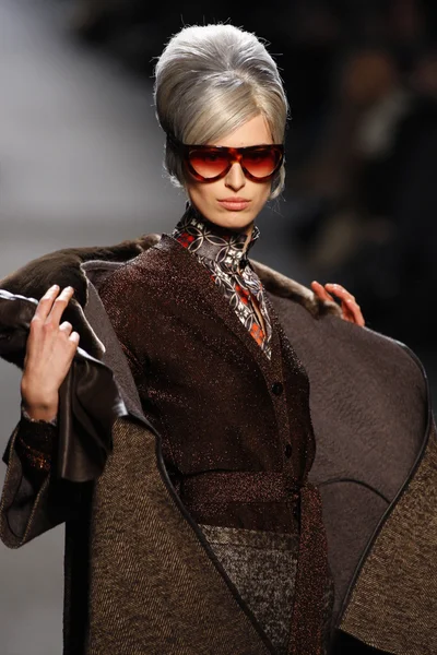 PARIS, FRANCE - MARCH 05: A model walks the runway at the Jean Paul Gaultier fashion show during Paris Fashion Week on March 5, 2011 in Paris, France. — Stock Photo, Image