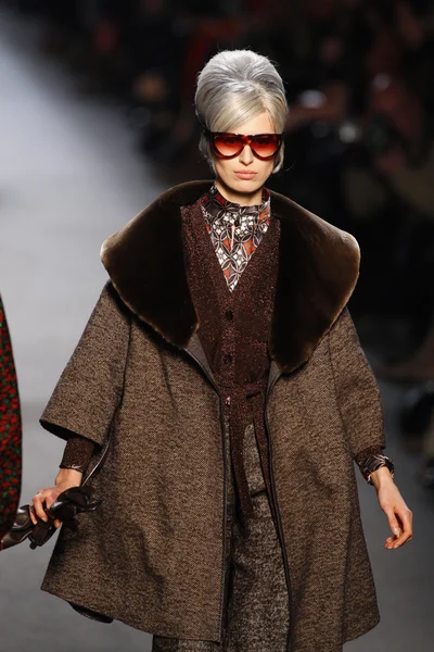 PARIS, FRANCE - MARCH 05: A model walks the runway at the Jean Paul Gaultier fashion show during Paris Fashion Week on March 5, 2011 in Paris, France. — Stock Photo, Image