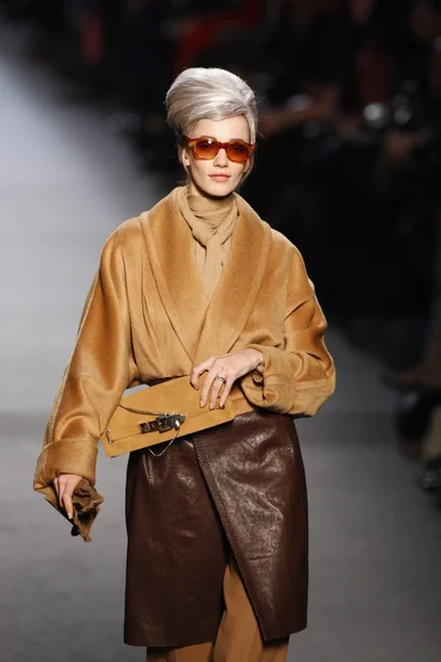 Paris, france - märz 05: ein model läuft auf dem laufsteg der jean paul gaultier fashion show während der Pariser modewoche am 5. märz 2011 in paris, france. — Stockfoto