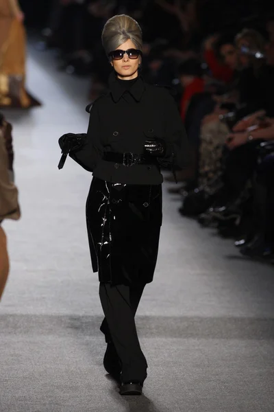 ПАРИЖ, ФРАНЦИЯ - МАРТ 05: Модель ходит по подиуму на показе мод Жана Поля Готье во время Недели моды в Париже 5 марта 2011 года в Париже, Франция . — стоковое фото