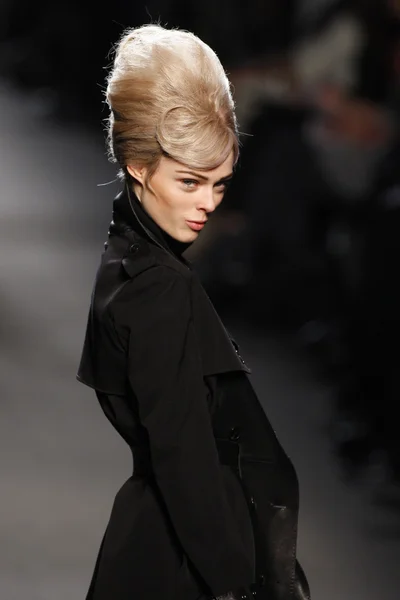 巴黎，法国-三月 05： 模型走跑道上让 · 保罗 · 高缇耶时装秀在巴黎时装周期间在 2011 年 3 月 5 日在巴黎，法国. — 图库照片