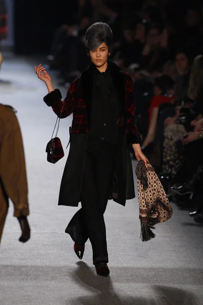 PARIS, FRANCE - MARCH 05: A model walks the runway at the Jean Paul Gaultier fashion show during Paris Fashion Week on March 5, 2011 in Paris, France. — Stock Photo, Image