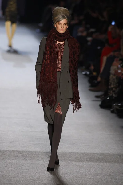 PARIS, FRANCE - MARCH 05: A model walks the runway at the Jean Paul Gaultier fashion show during Paris Fashion Week on March 5, 2011 in Paris, France. — Stock Photo, Image