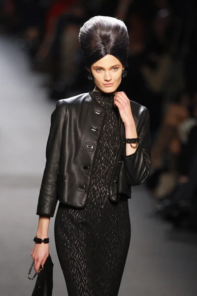 PARIS, FRANCE - MARCH 05: A model walks the runway at the Jean Paul Gaultier fashion show during Paris Fashion Week on March 5, 2011 in Paris, France. — Stock Photo, Image