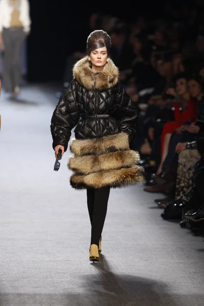 PARIS, FRANCE - MARCH 05: A model walks the runway at the Jean Paul Gaultier fashion show during Paris Fashion Week on March 5, 2011 in Paris, France. — Stock Photo, Image