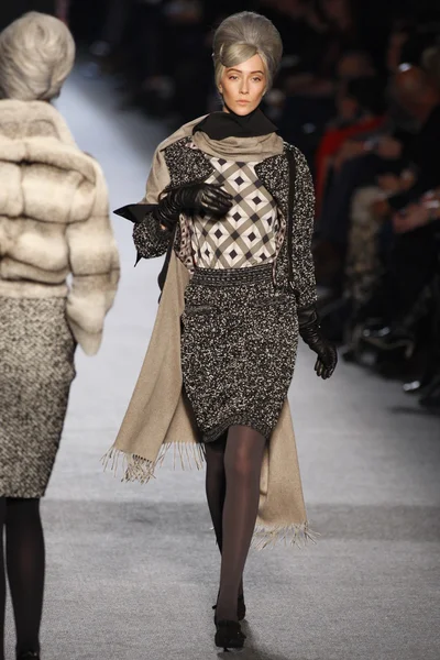 PARIS, FRANCE - MARCH 05: A model walks the runway at the Jean Paul Gaultier fashion show during Paris Fashion Week on March 5, 2011 in Paris, France. — Stock Photo, Image