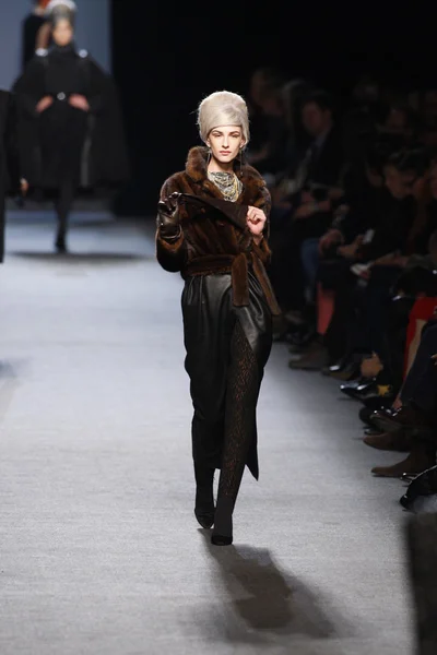 PARIS, FRANCE - MARCH 05: A model walks the runway at the Jean Paul Gaultier fashion show during Paris Fashion Week on March 5, 2011 in Paris, France. — Stock Photo, Image