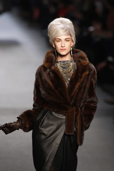 ПАРИЖ, ФРАНЦИЯ - МАРТ 05: Модель ходит по подиуму на показе мод Жана Поля Готье во время Недели моды в Париже 5 марта 2011 года в Париже, Франция . — стоковое фото