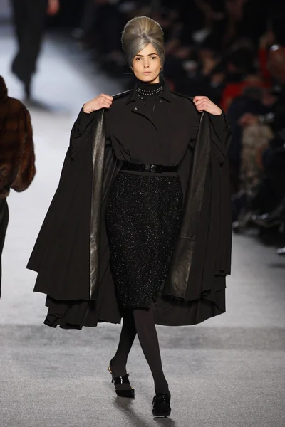 パリ, フランス - 3 月 5 日: モデルはジャン ポール ゴルチエ ファッションショー パリのファッションウィーク中に 2011 年 3 月 5 日パリ、フランスの上に滑走路を歩く. — ストック写真