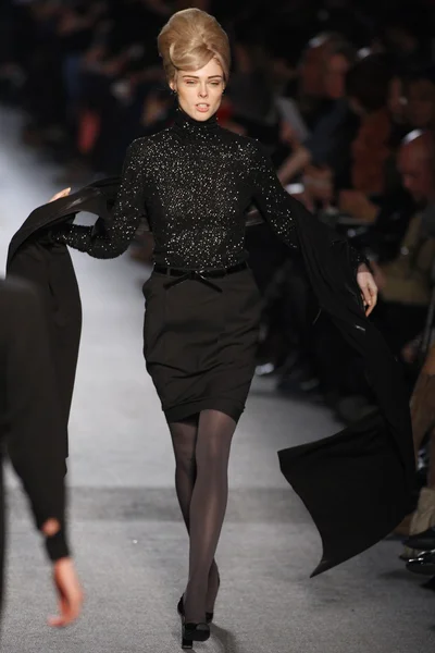 PARIS, FRANCE - MARCH 05: A model walks the runway at the Jean Paul Gaultier fashion show during Paris Fashion Week on March 5, 2011 in Paris, France. — Stock Photo, Image