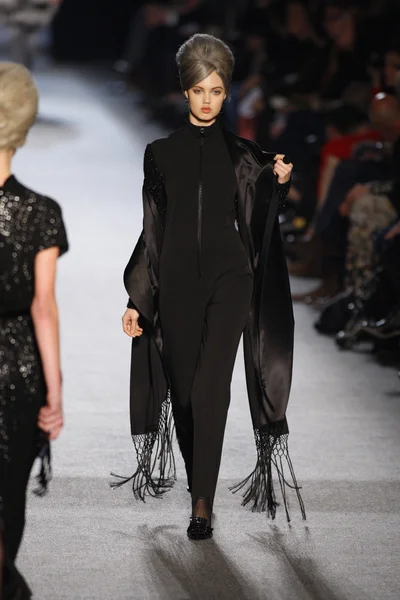 Paris, france - märz 05: ein model läuft auf dem laufsteg der jean paul gaultier fashion show während der Pariser modewoche am 5. märz 2011 in paris, france. — Stockfoto