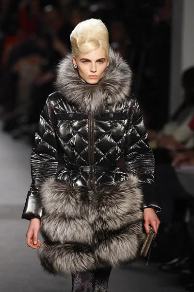 PARIS, FRANCE - MARCH 05: A model walks the runway at the Jean Paul Gaultier fashion show during Paris Fashion Week on March 5, 2011 in Paris, France. — Stock Photo, Image