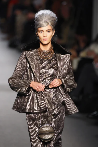 PARIS, FRANÇA - MARÇO 05: Um modelo caminha na pista do desfile de moda Jean Paul Gaultier durante a Paris Fashion Week em 5 de março de 2011 em Paris, França . — Fotografia de Stock