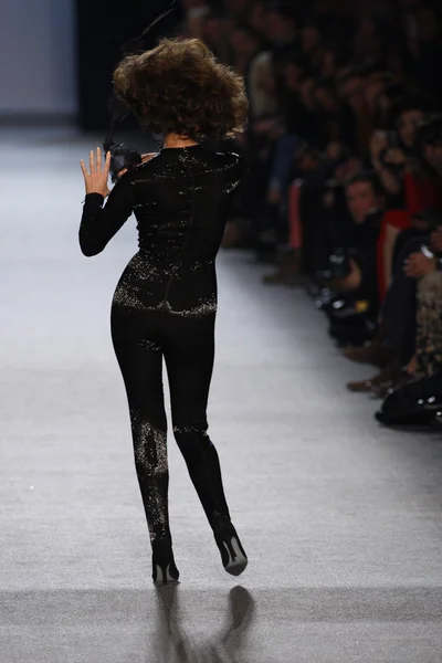 Paris, france - märz 05: ein model läuft auf dem laufsteg der jean paul gaultier fashion show während der Pariser modewoche am 5. märz 2011 in paris, france. — Stockfoto