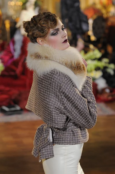 PARIS, FRANÇA - MARÇO 06: Um modelo caminha na passarela do desfile John Galliano durante a Paris Fashion Week em 6 de março de 2011 em Paris, França . — Fotografia de Stock