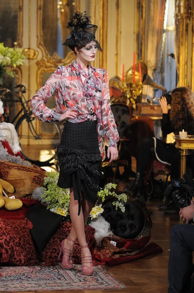 Παρίσι, Γαλλία - 06 Μαρτίου: ένα μοντέλο στην πασαρέλα στην επίδειξη μόδας Τζον Γκαλιάνο κατά εβδομάδα μόδας του Παρισιού στις 6 Μαρτίου, 2011 στο Παρίσι, Γαλλία. — Φωτογραφία Αρχείου